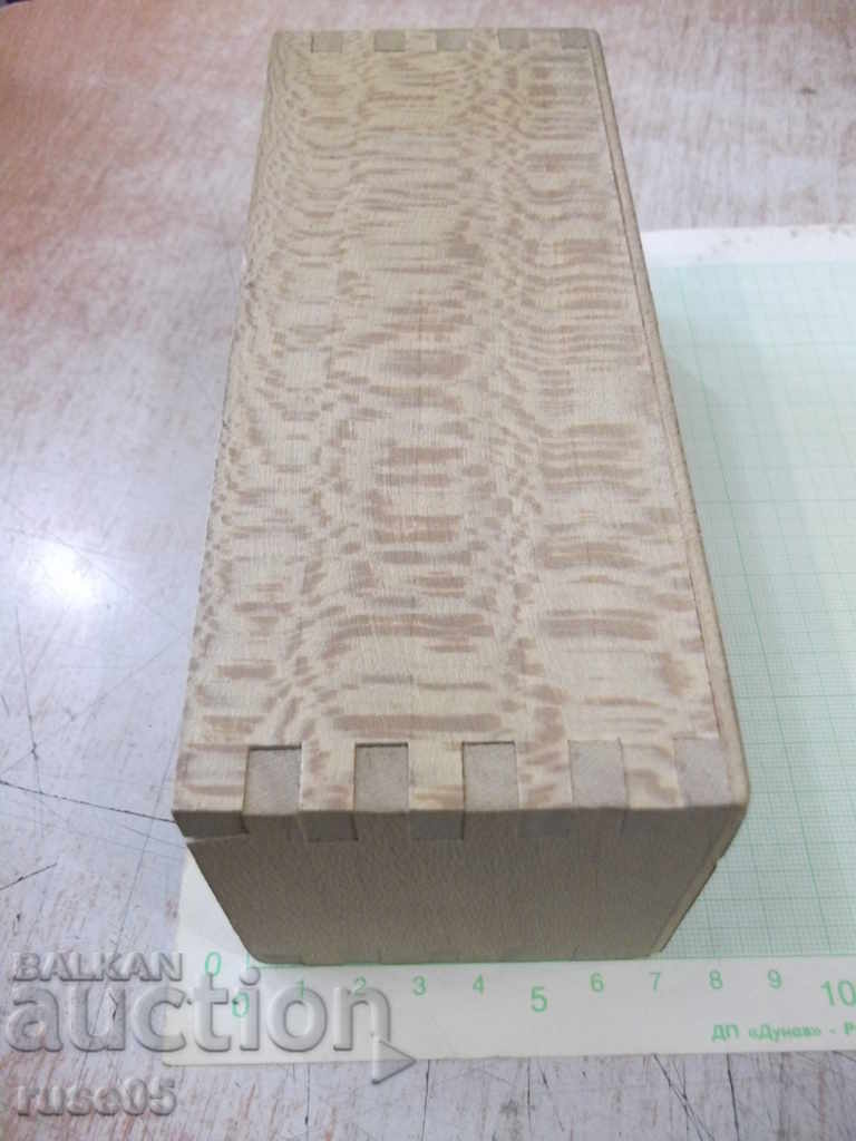 Delivery of Domino "Domino Chamelo naipes Fournier" in a wooden box Delivery of Domino "Domino Chamelo naipes Fournier" in a wooden box