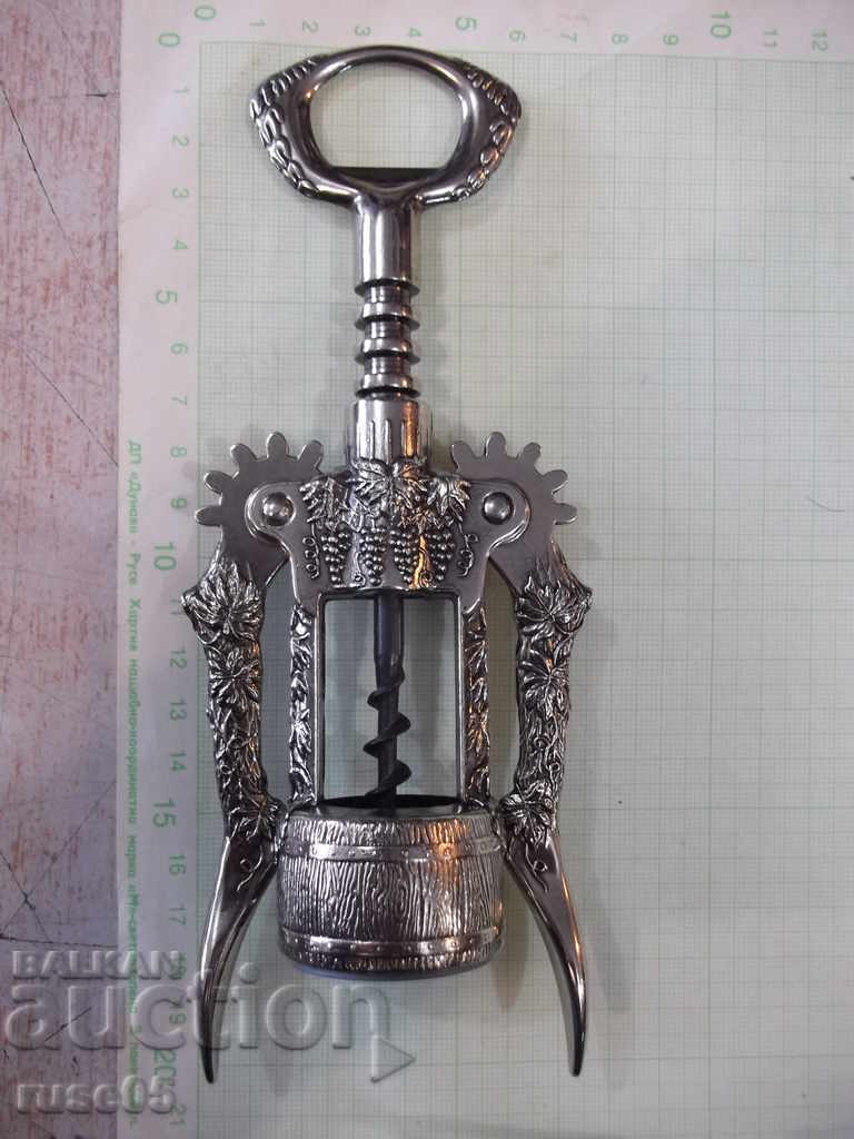Corkscrew with ornaments and two shoulders