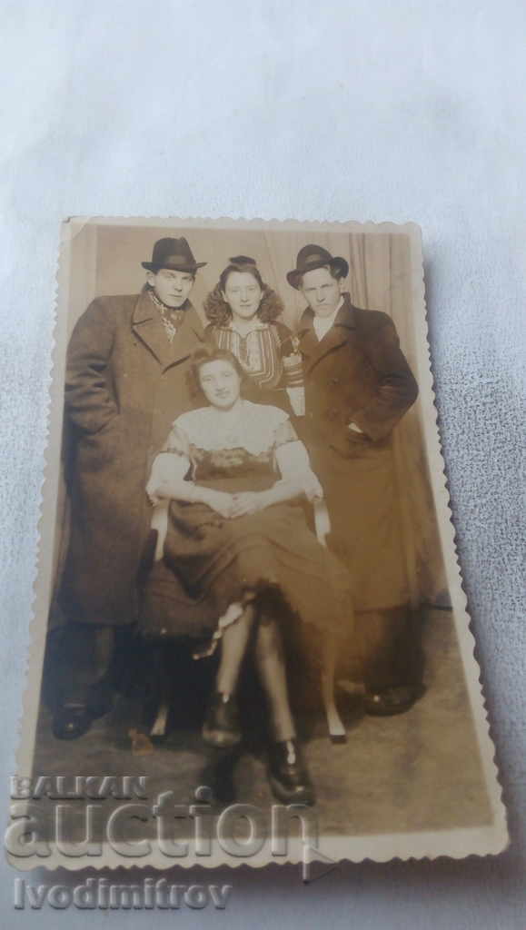 Photo Two men and two women