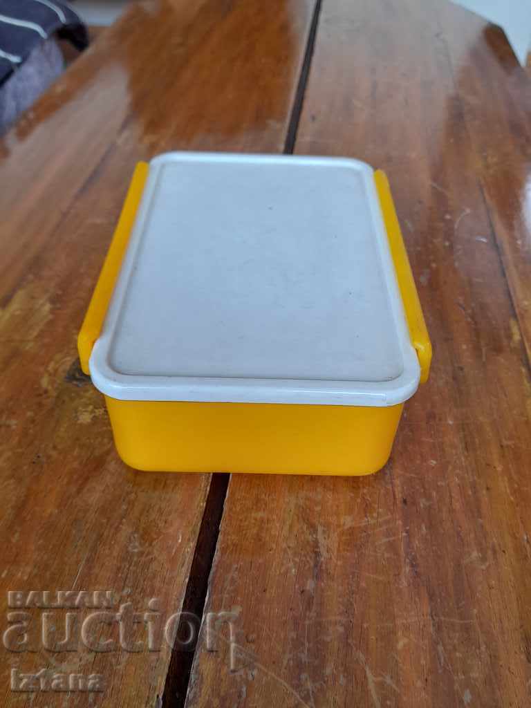 Cutie veche cu alimente cu preț 10.00 BGN | € 5.11