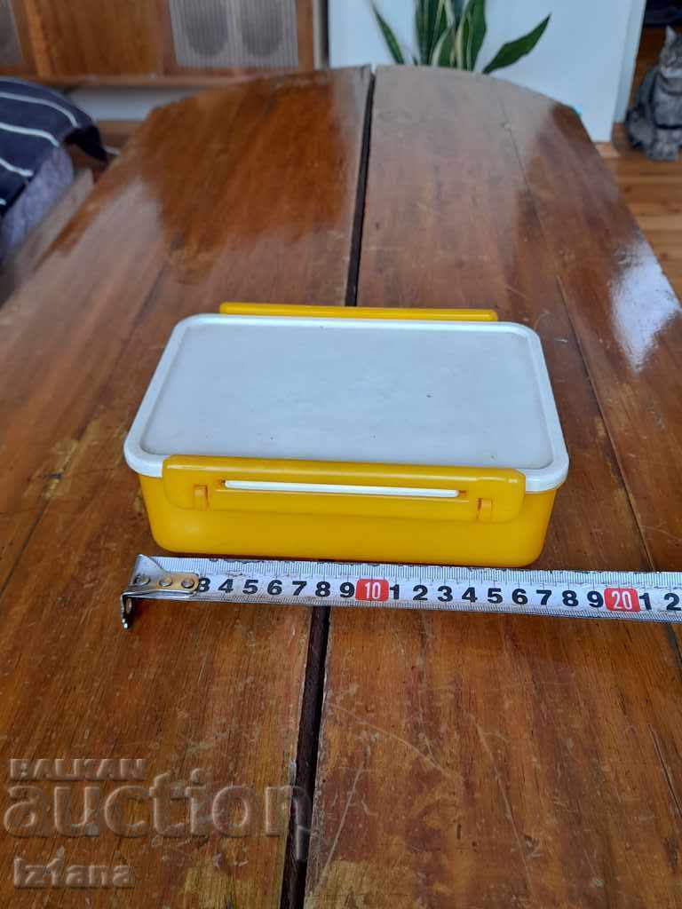 Licitație Cutie veche cu alimente