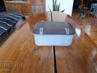 Cutie veche cu alimente