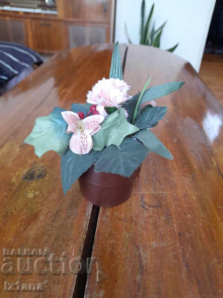 Παλιό τεχνητό λουλούδι, διακόσμηση με τιμή 6.00 BGN | € 3.07 Παλιό τεχνητό λουλούδι, διακόσμηση με τιμή 6.00 BGN | € 3.07