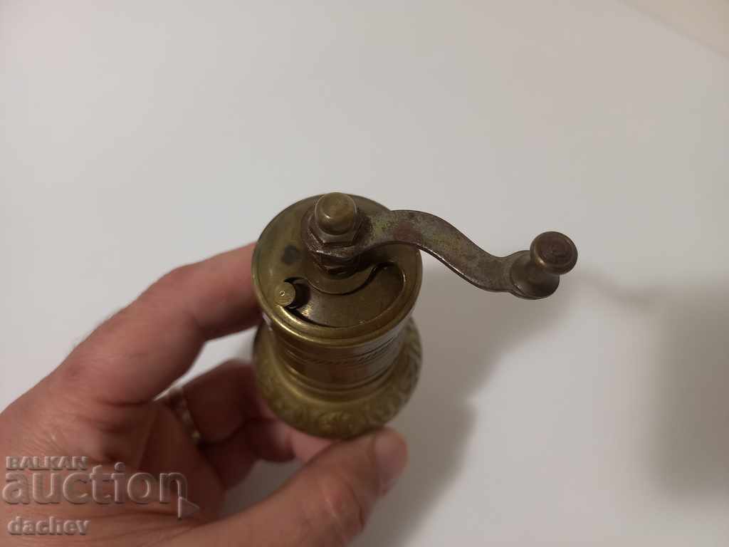 Delivery of Old Ottoman bronze pepper mill coffee grinder Delivery of Old Ottoman bronze pepper mill coffee grinder