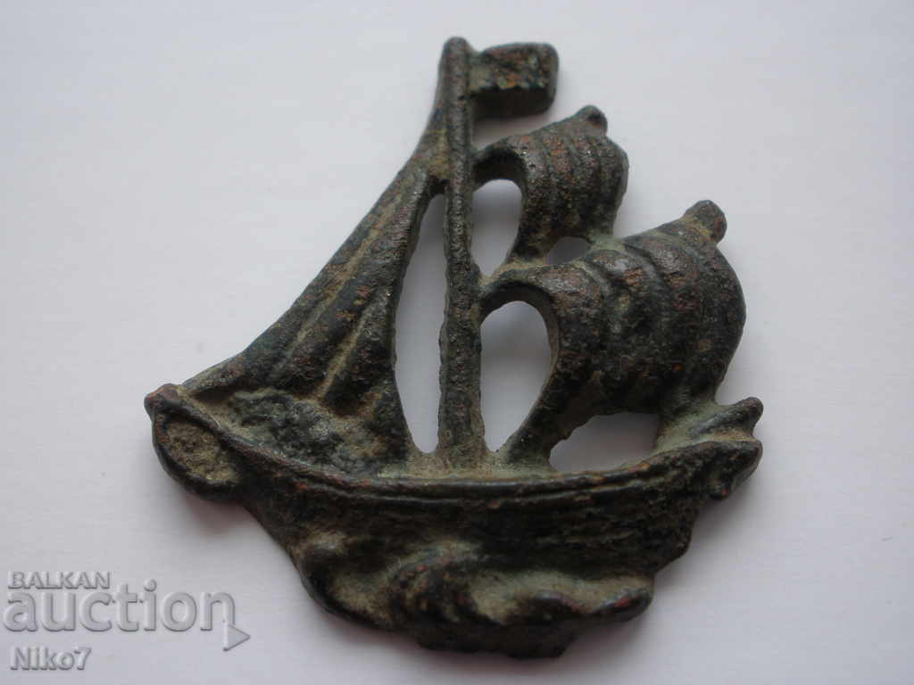 Insigna antică (cocardă) - barcă cu pânze. cu preț € 4.99 | 9.76 BGN