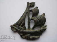Insigna antică (cocardă) - barcă cu pânze.