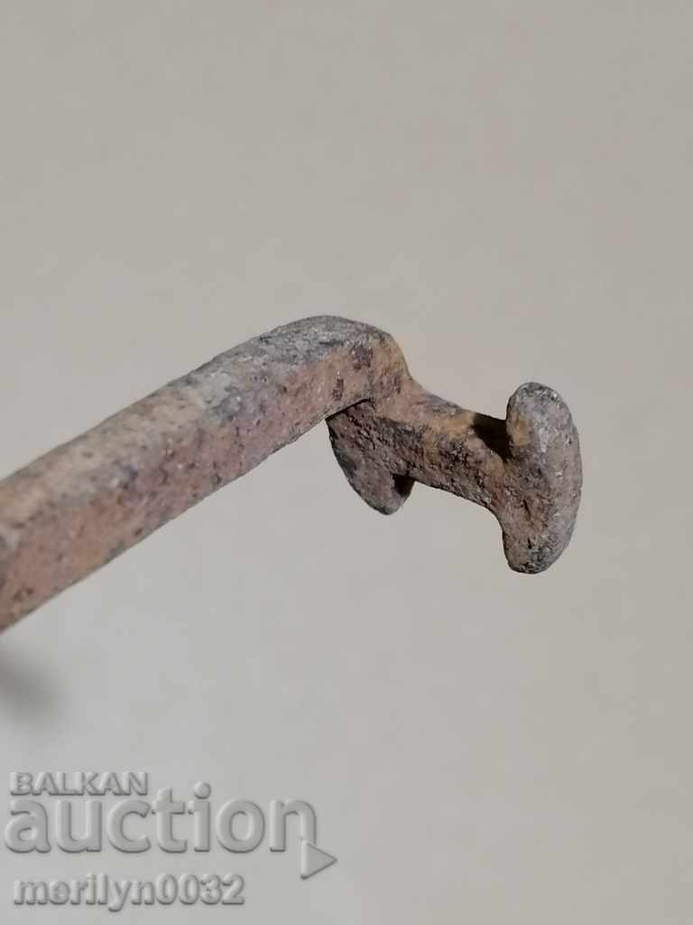 Παράδοση Σφυρήλατο κλειδί ειδικό μυστικό για κλειδαριά λουκέτου κελιού μοναστηριού Παράδοση Σφυρήλατο κλειδί ειδικό μυστικό για κλειδαριά λουκέτου κελιού μοναστηριού