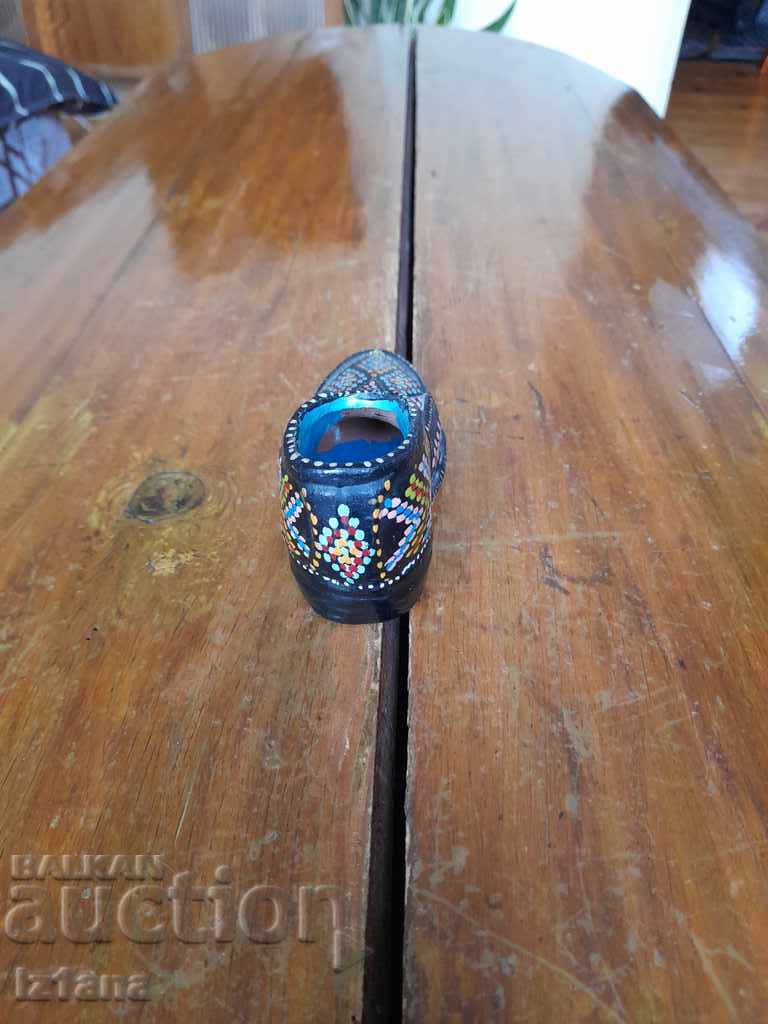 Delivery of Old ceramic shoe, decoration