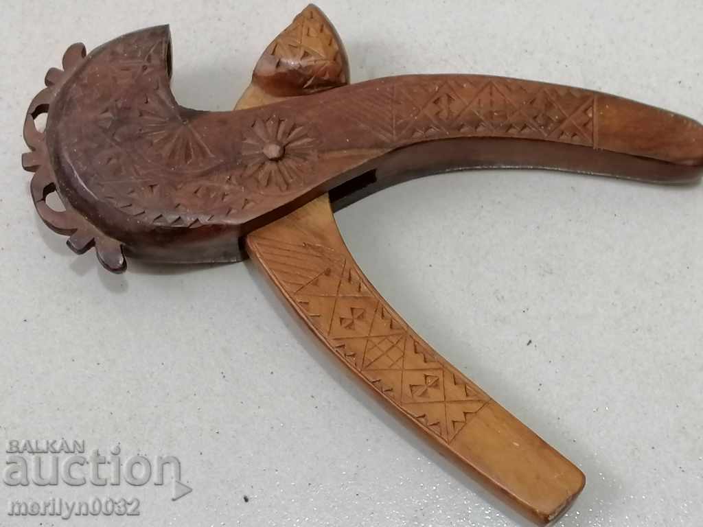 Delivery of Pliers for cutting hazelnuts with carved wood walnut Delivery of Pliers for cutting hazelnuts with carved wood walnut