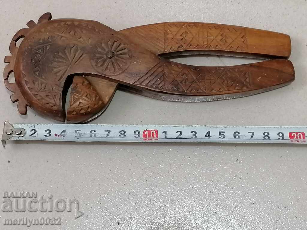 Pliers for cutting hazelnuts with carved wood walnut - 6 Pliers for cutting hazelnuts with carved wood walnut - 6