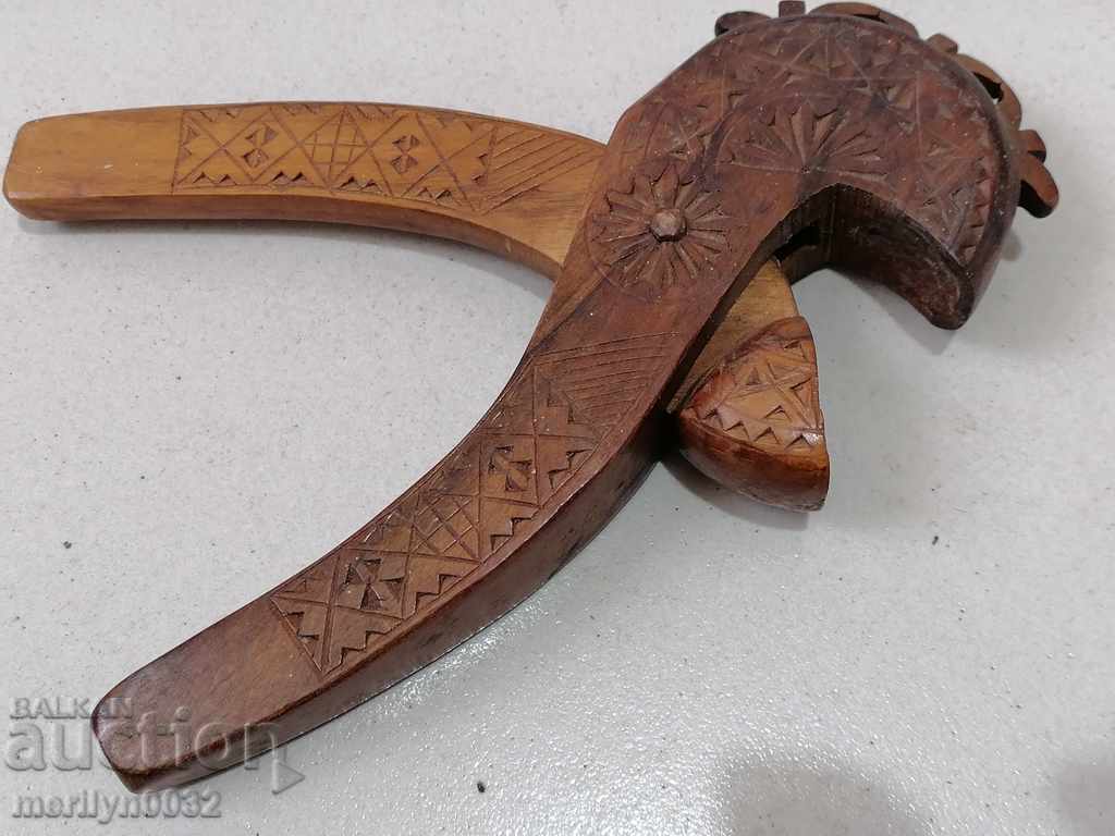 Pliers for cutting hazelnuts with carved wood walnut - 7 Pliers for cutting hazelnuts with carved wood walnut - 7