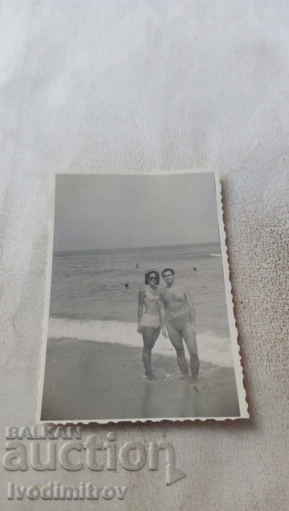 Photo Man and woman on the beach