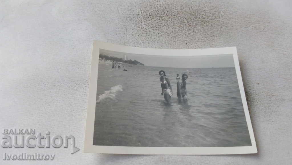 Photo Man and woman in the sea