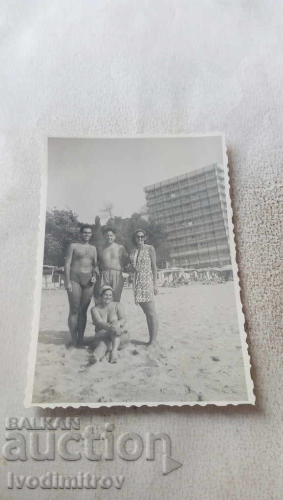 Φωτογραφία Δύο άνδρες και δύο γυναίκες στην παραλία