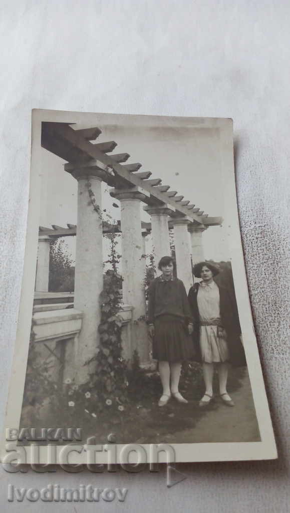 Снимка Банкя Две млади момичета 1928