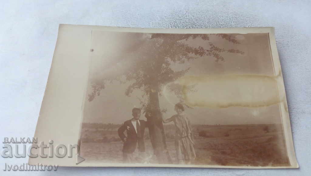 Φωτογραφία Bankya Youth και ένα κορίτσι κάτω από ένα δέντρο 1928