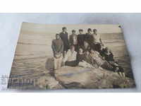Снимка Месемврия Момичета и момчета на скала на брега