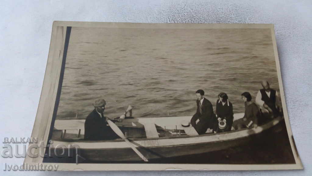 Φωτογραφία ενός άνδρα και δύο νεαρών κοριτσιών σε μια βάρκα στη θάλασσα