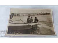 Снимка Мъж и две млади момичета в лодка в морето
