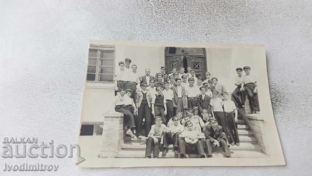 Φωτογραφία Μαθητές με τη δασκάλα τους στις σκάλες του σχολείου