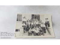 Φωτογραφία Μαθητές με τη δασκάλα τους στις σκάλες του σχολείου