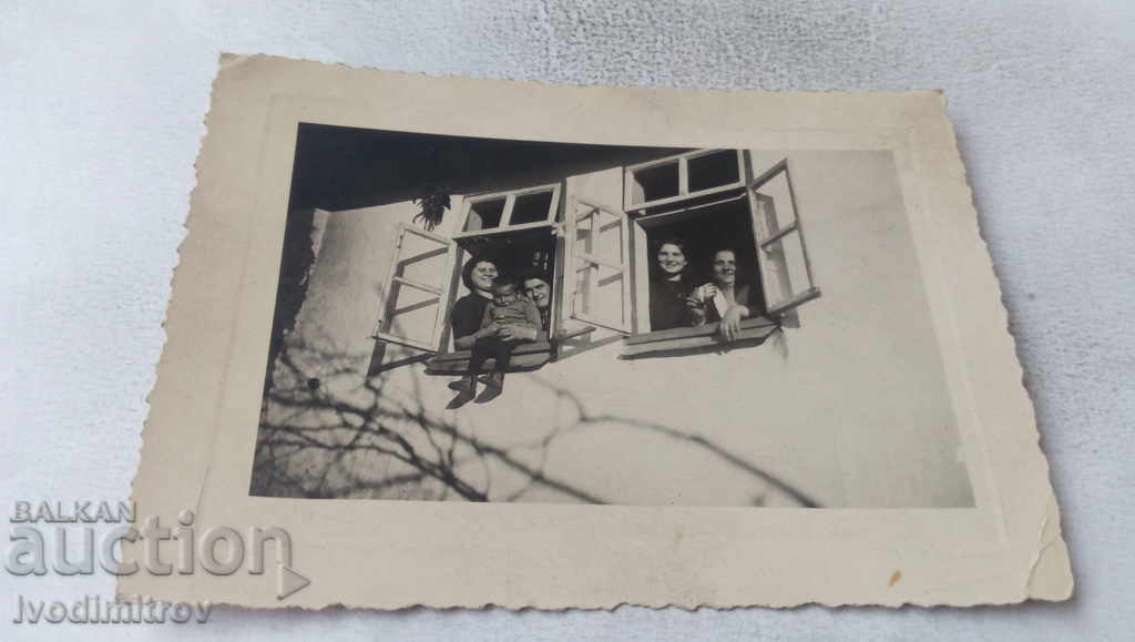 Снимка Жени на прозорци на къщата си