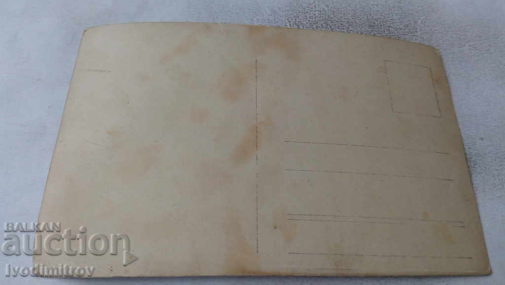 Φωτογραφία Νεαρός άνδρας μπροστά από το σπίτι του με τιμή 1.45 BGN | € 0.74 Φωτογραφία Νεαρός άνδρας μπροστά από το σπίτι του με τιμή 1.45 BGN | € 0.74