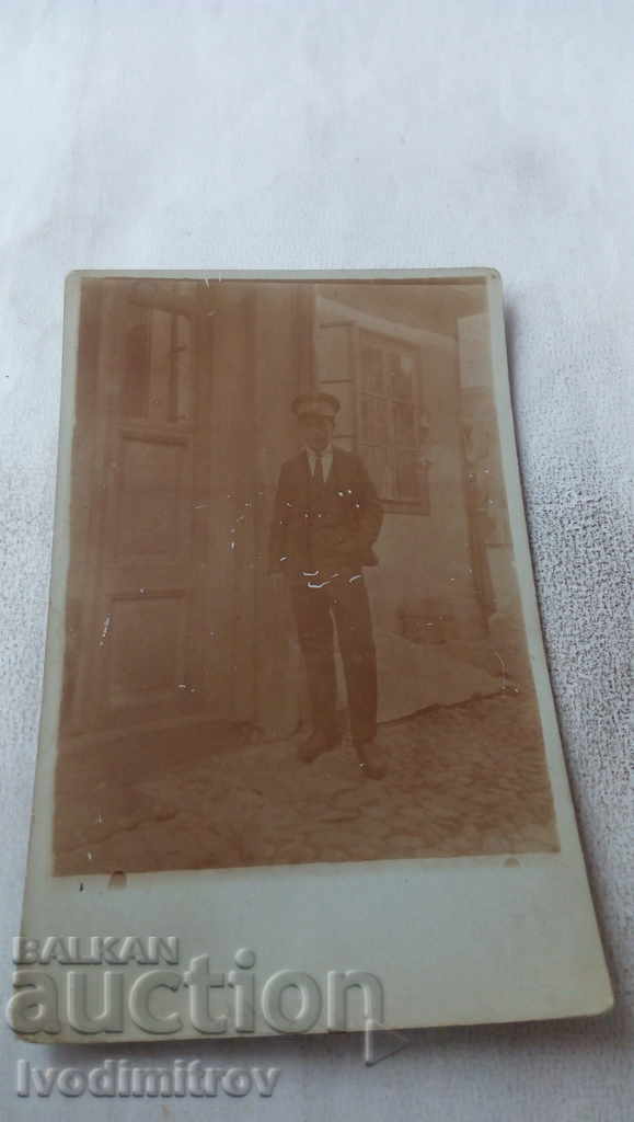 Photo Young man in front of his house