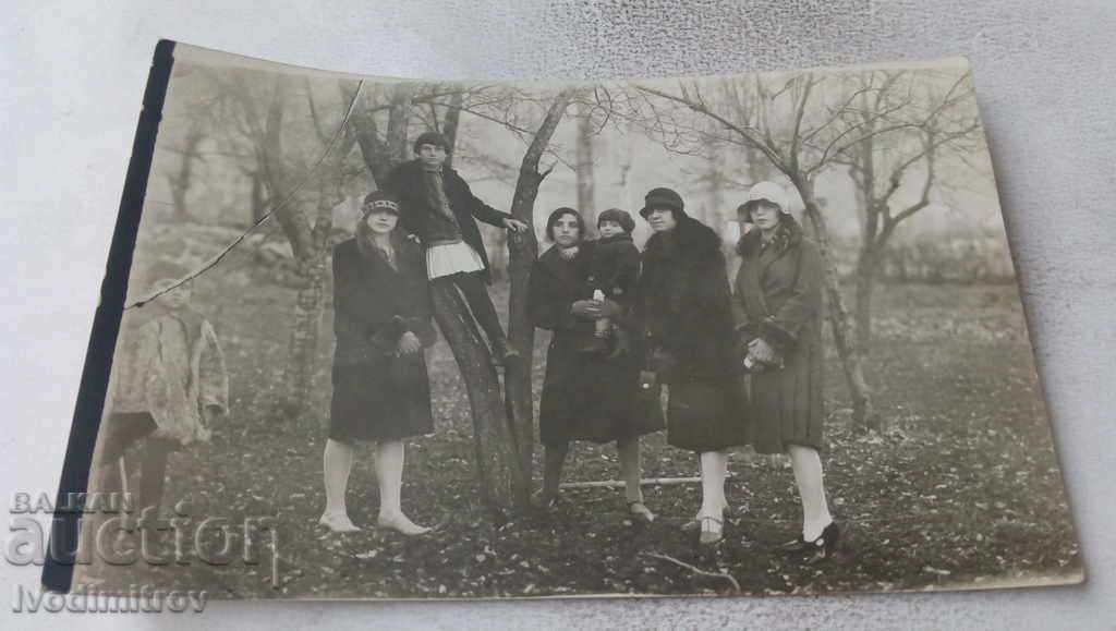 Fotografie Gorna Dzhumaya Femei și copii în parc 1928