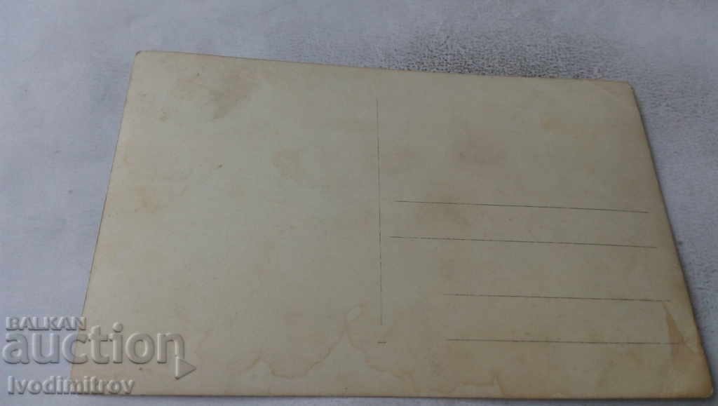 Photo Young men and women on a picnic with price 1.65 BGN | € 0.84 Photo Young men and women on a picnic with price 1.65 BGN | € 0.84