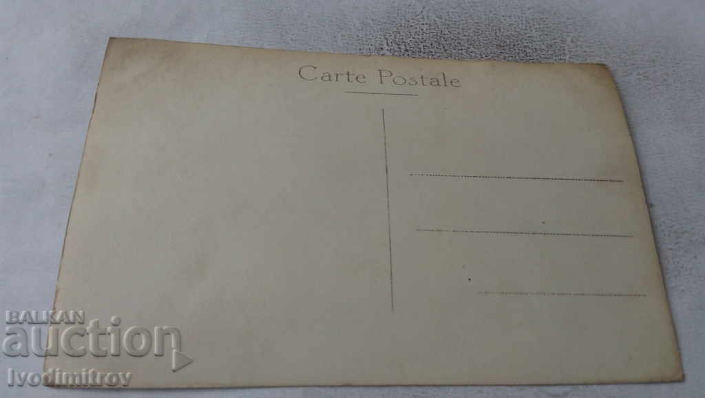 Φωτογραφία Δύο γυναίκες με βελόνες πλεξίματος και ένα κοριτσάκι στον κήπο με τιμή 1.35 BGN | € 0.69