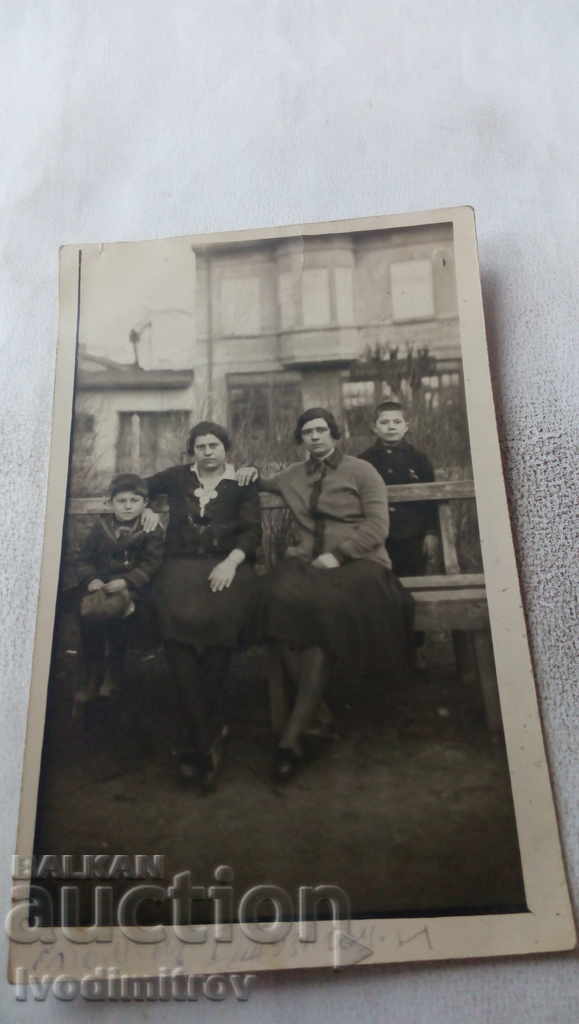 Photo Two women and children on a bench