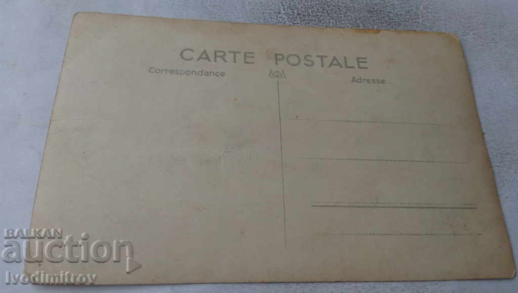 Fotografie Bărbat și femeie cu o barcă într-un lac cu preț 1.65 BGN | € 0.84 Fotografie Bărbat și femeie cu o barcă într-un lac cu preț 1.65 BGN | € 0.84