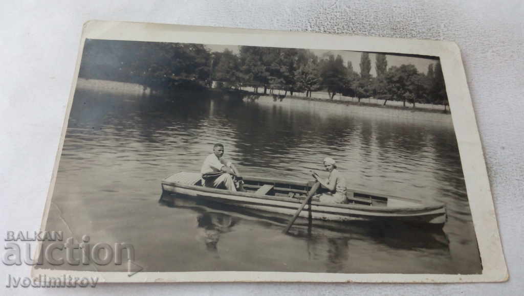 Photo Man and woman with a boat in a lake