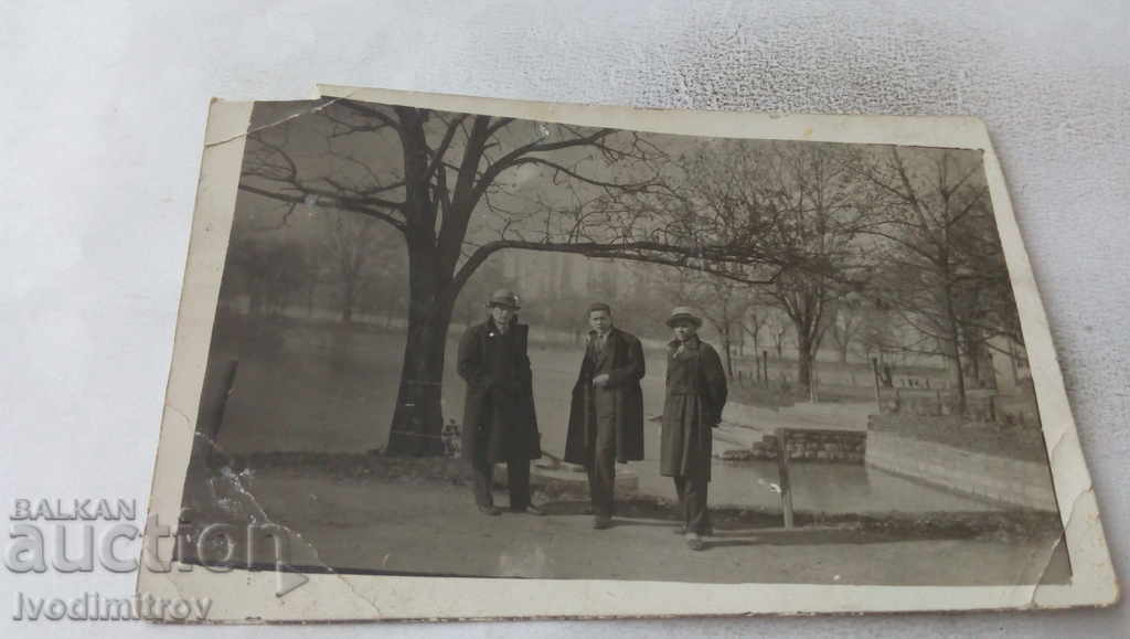 Снимка София Трима мъже до езерото в Борисовата градина