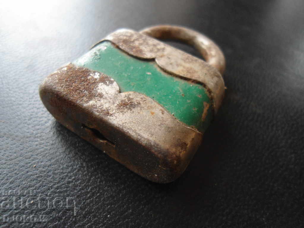 Ένα παλιό λουκέτο με τιμή 2.00 BGN | € 1.02 Ένα παλιό λουκέτο με τιμή 2.00 BGN | € 1.02