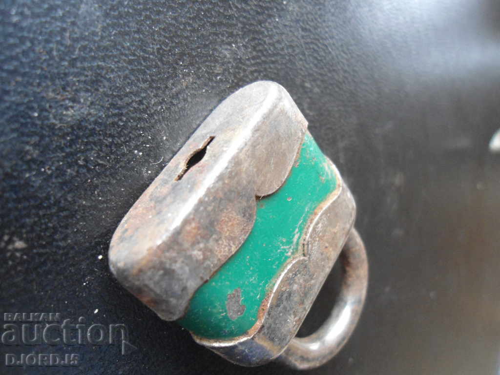 Δημοπρασία Ένα παλιό λουκέτο Δημοπρασία Ένα παλιό λουκέτο