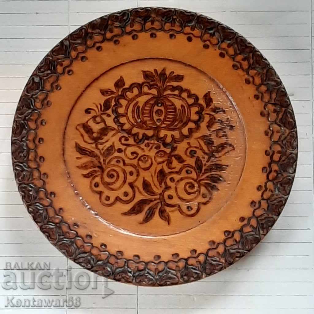 Ръчно изработена дървена чиния.