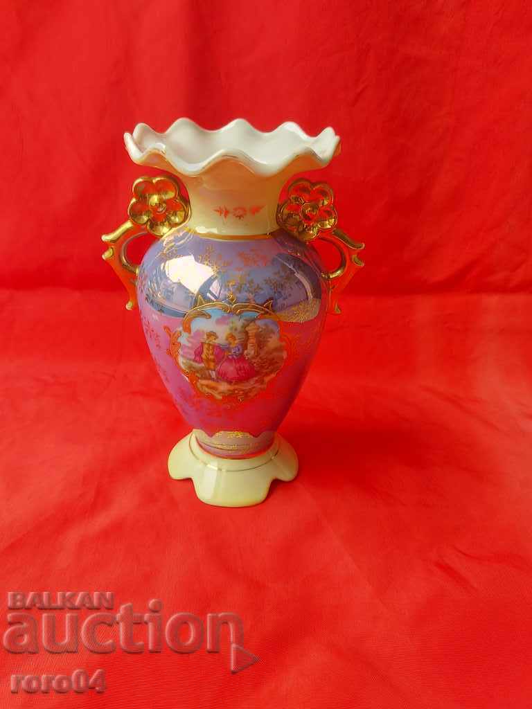 VAZA - PORCELAN - FRUMUSETE cu preț 58.50 BGN | € 29.91