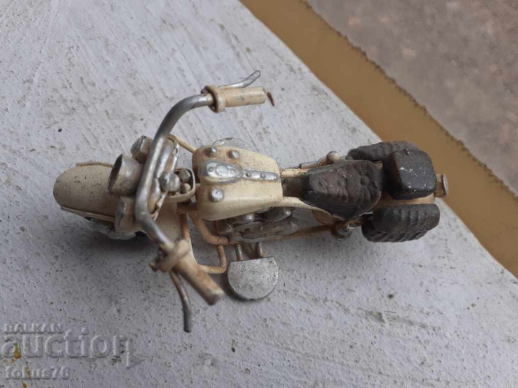 Μοτοσικλέτα παλιό μοντέλο παιχνιδιών κασσίτερου μακέτα λευκό για συλλογή με τιμή 59.00 BGN | € 30.17 Μοτοσικλέτα παλιό μοντέλο παιχνιδιών κασσίτερου μακέτα λευκό για συλλογή με τιμή 59.00 BGN | € 30.17