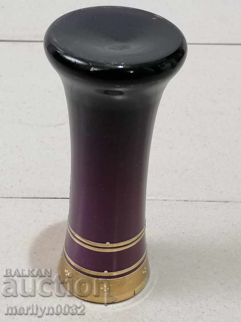 Livrarea Vaza veche din sticla mov cu aurire pictata manual Livrarea Vaza veche din sticla mov cu aurire pictata manual