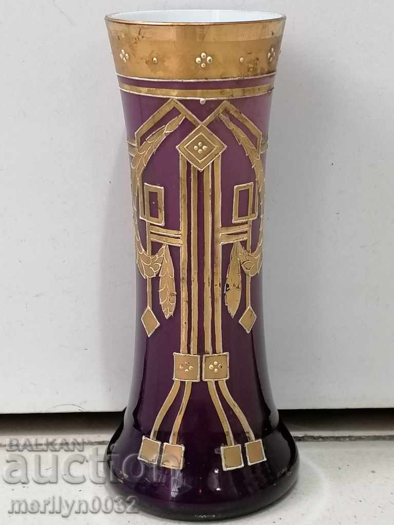 Стара ваза лилаво стъкло с позлата ръчно рисувана
