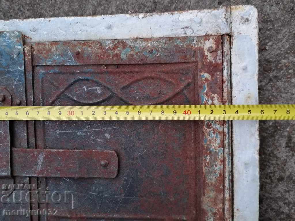 Delivery of Detail door of an old stove jamal lid fireplace