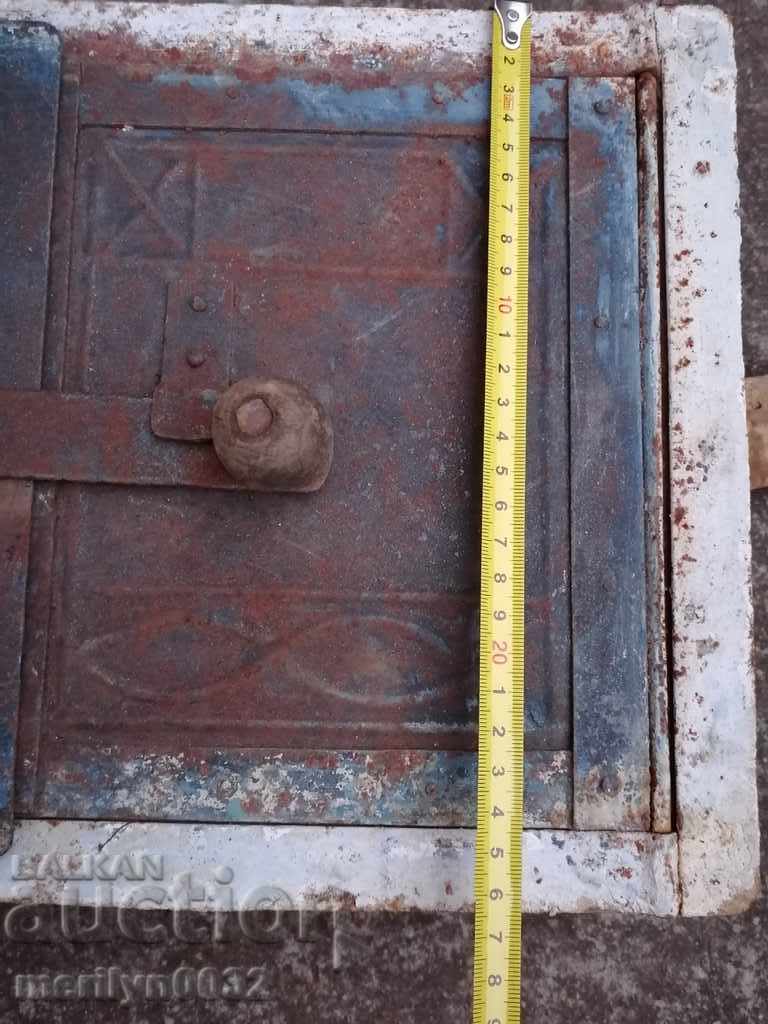 Detail door of an old stove jamal lid fireplace - 5