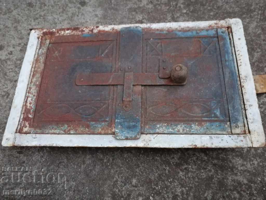 Detail door of an old stove jamal lid fireplace - 6