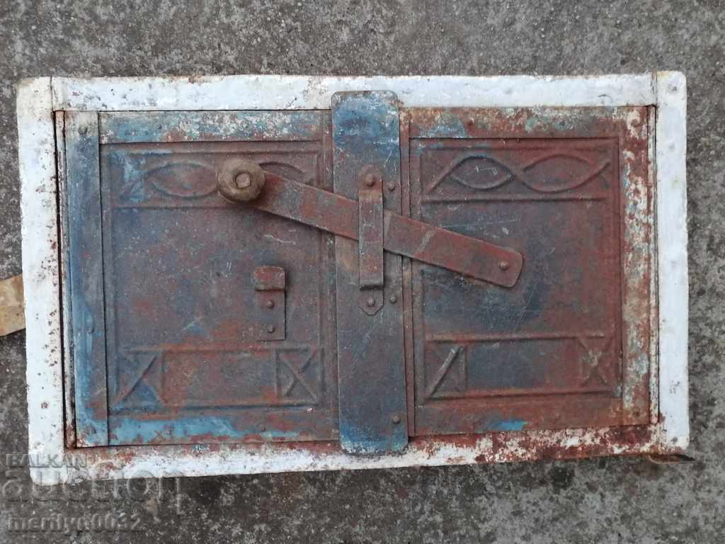 Detail door of an old stove jamal lid fireplace - 7