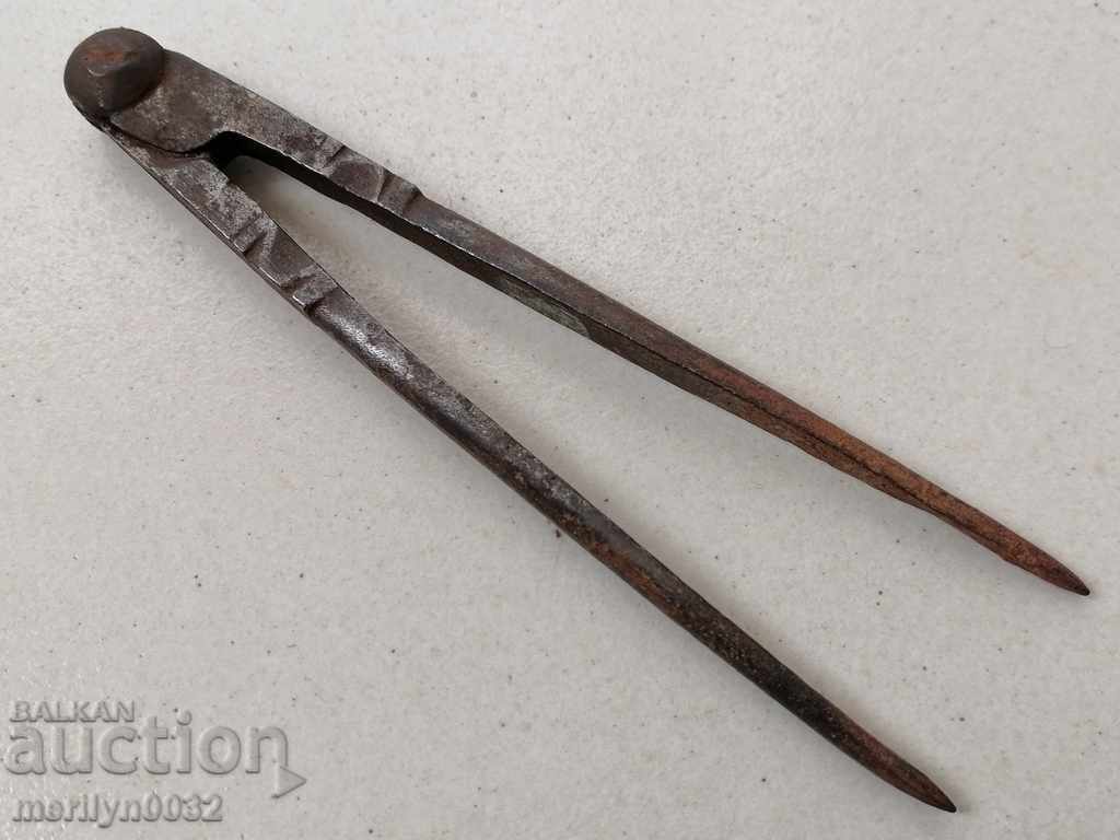 Old wrought iron compass for sheet metal with price 59.00 BGN | € 30.17 Old wrought iron compass for sheet metal with price 59.00 BGN | € 30.17