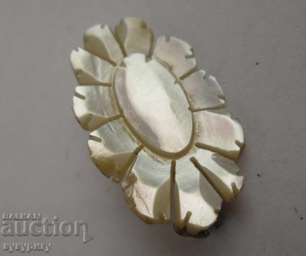 Auction  Old women's mother-of-pearl brooch jewelry made of mother-of-pearl