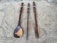 Cuțit, furculiță și lingură din lemn african.