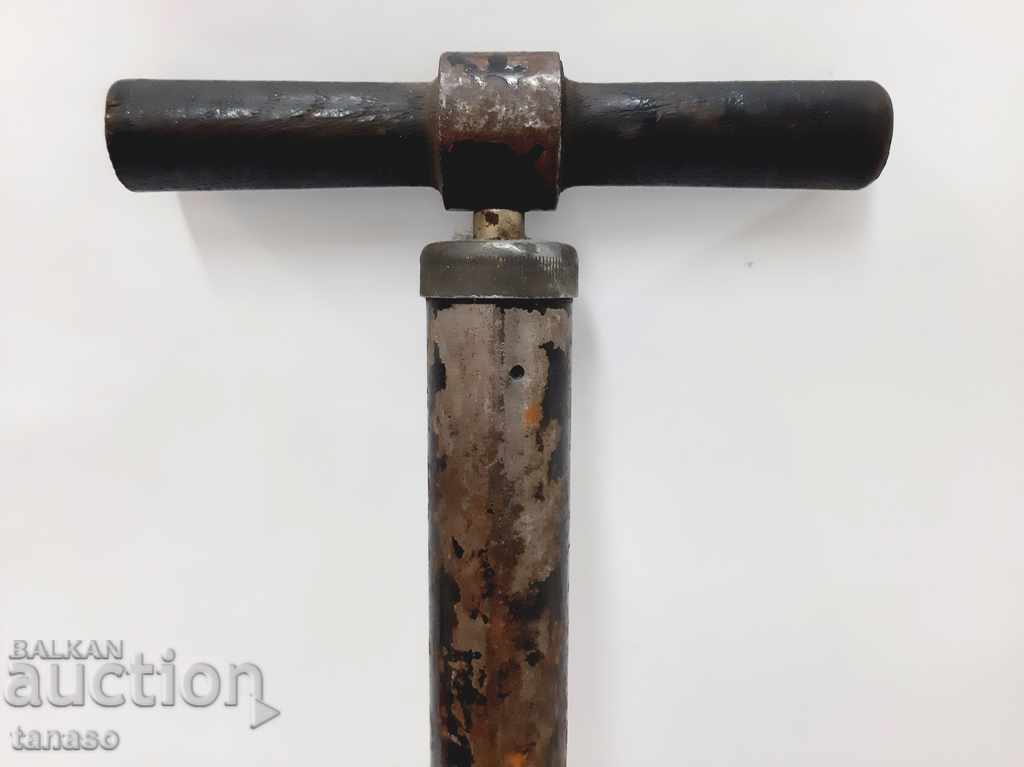 Delivery of Old tire pump, car, bicycle, motorcycle (4.5) Delivery of Old tire pump, car, bicycle, motorcycle (4.5)